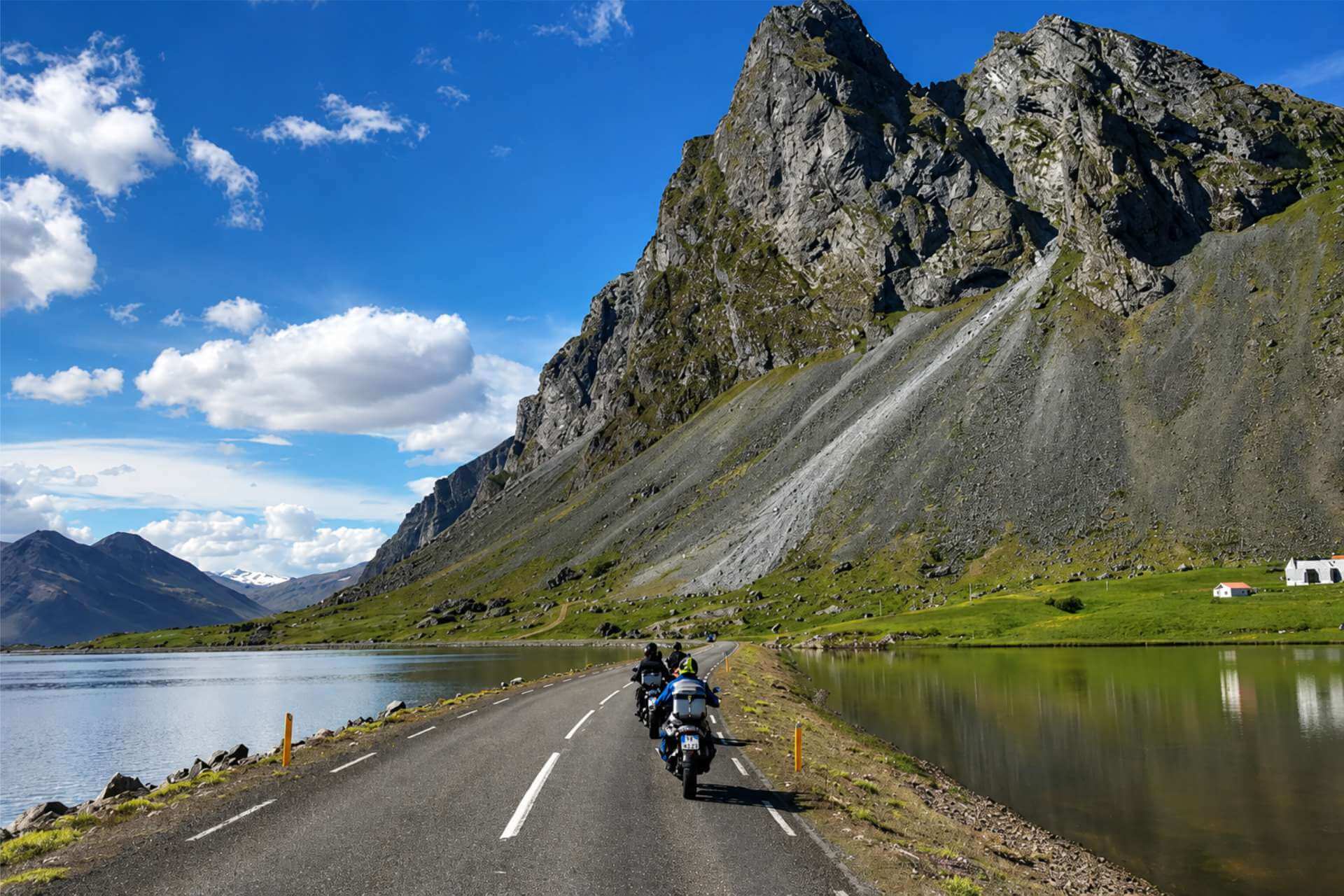 Iceland Ring Road Expedition — Moto na paisagem vulcânica