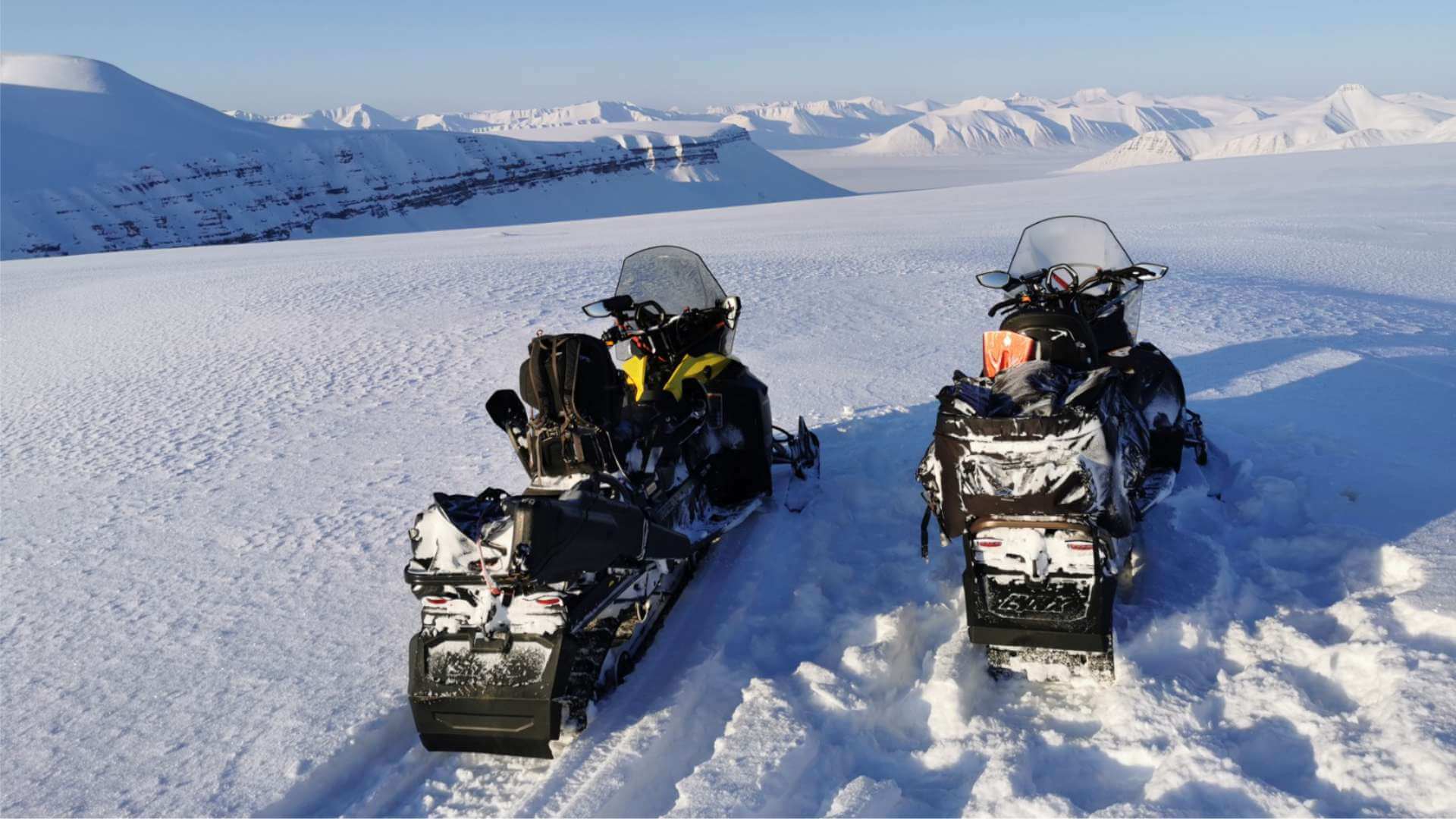 Snowmobile cruzando a tundra nevada de Svalbard — NORD Expedition